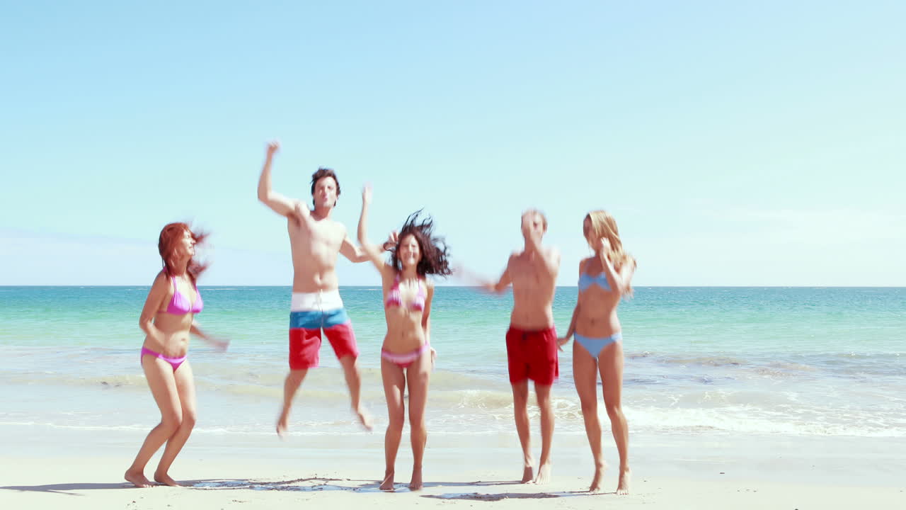 친구들이 해변에서 즐겁게 지내고