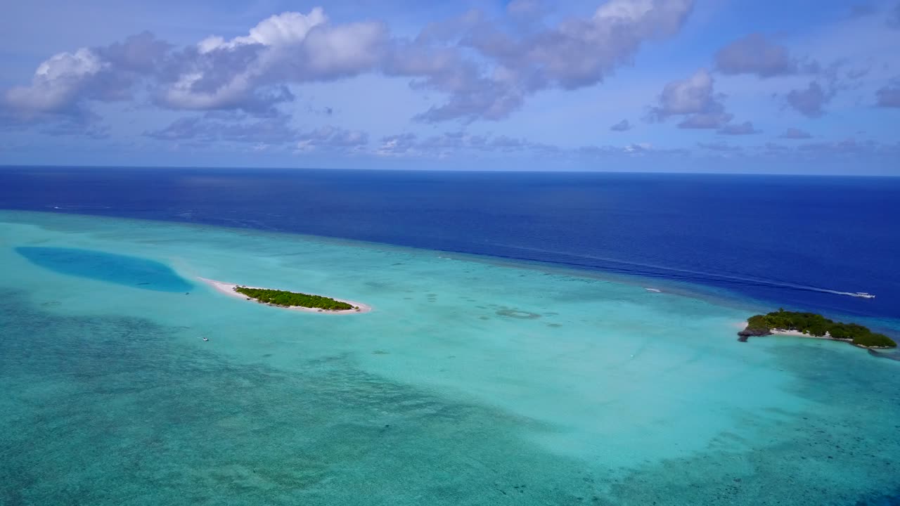 paisaje tropical paradisíaco de pequeñas islas con exuberante vegetación dentro de una gran laguna turquesa con aguas tranquilas en medio del océano índico