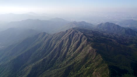 Schöne-Hohe-Kahle-Bergpunkte-In-Der-Bergkette-Pat-Sin-Leng-In-Den-Nordöstlichen-Neuen-Territorien-Von-Hong-Kong-An-Einem-Sonnigen-Nebligen-Tag