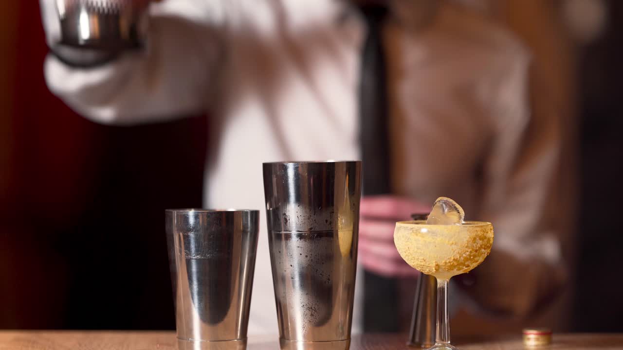 camarero mezclando bebidas para hacer un cóctel