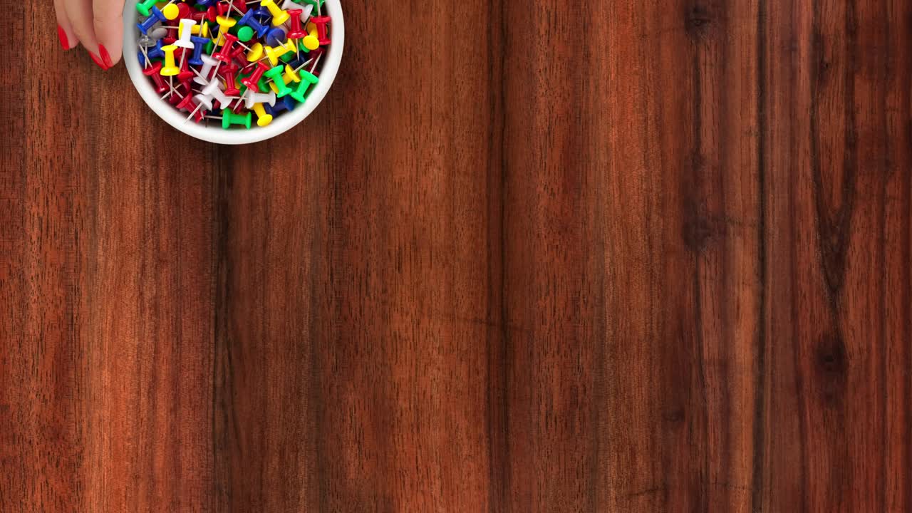 ofreciendo pinzas para los pulgares