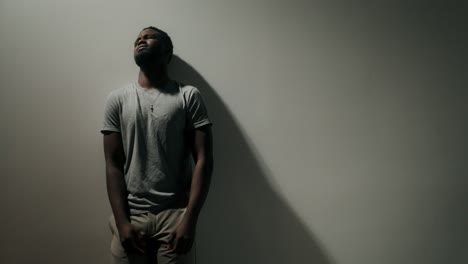 hombre apoyado en la pared