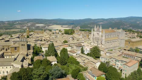 Filmische-Umkreisende-Aufnahme-Zeigt-Die-Berühmte-Kathedrale-Von-Orvieto-In-Umbrien,-Italien