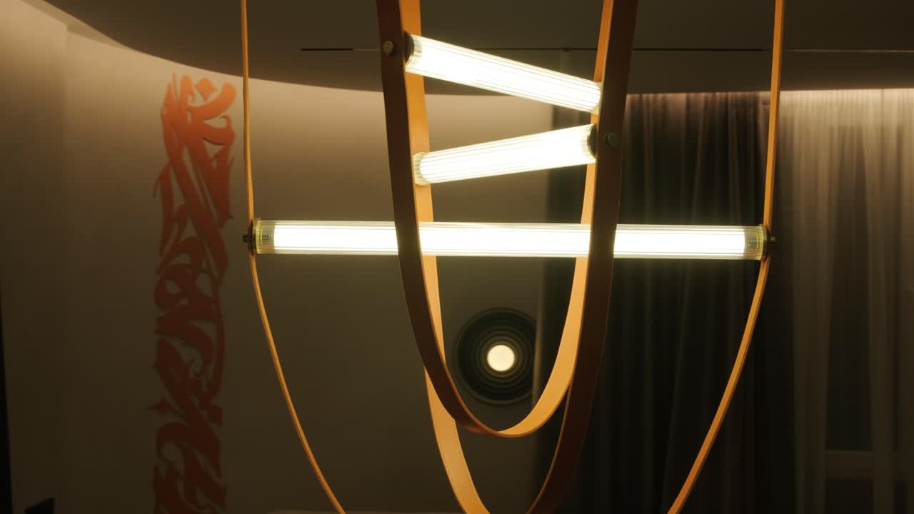 세련되고 우아한 미니멀리즘 가정 인테리어는 깨한 선, 중립적인 색상, 따뜻한 주변 조명을 특징으로하며, 아하고 현대적인 분위기를 만니다.