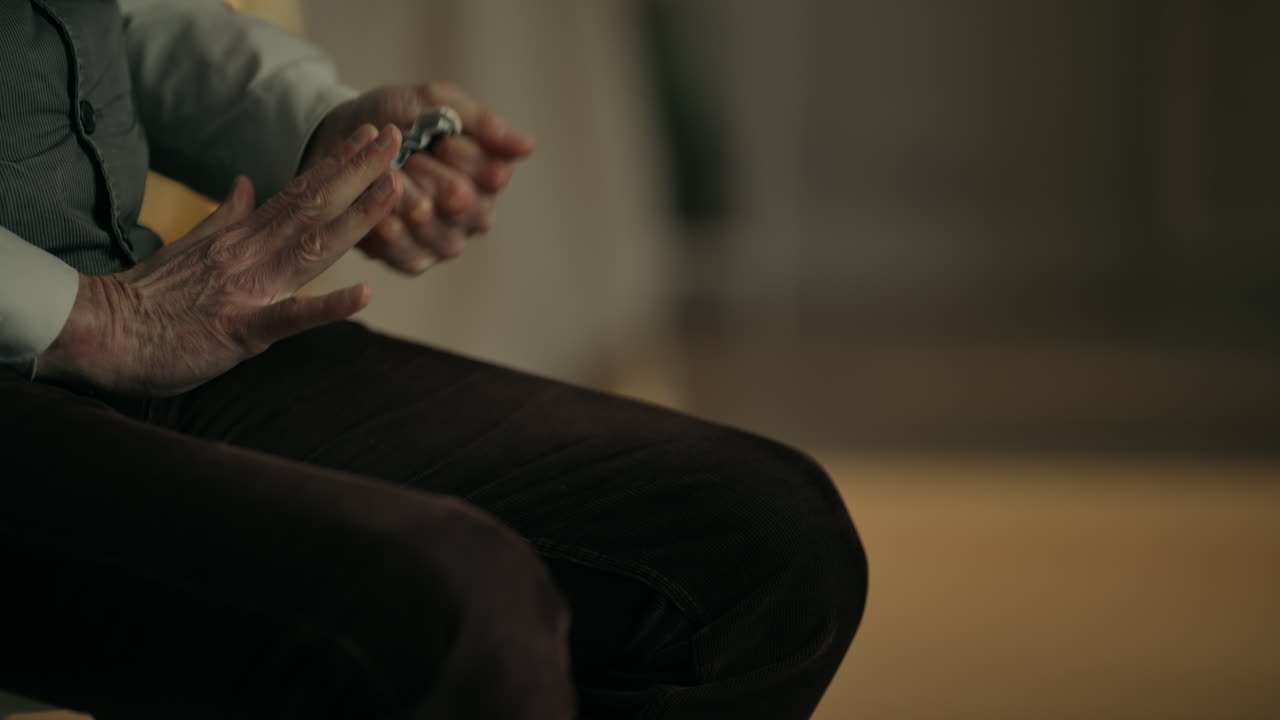 Nærbillede af en mands urolige hænder, der viser nervøsitet