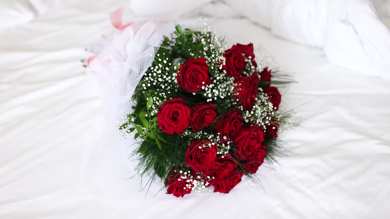 白い背景の赤いバラの花束
