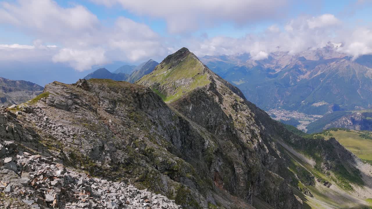 vista a vista de pájaro del paisaje montañoso alpino de valmalenco en la temporada de verano en el norte de italia, vista aérea