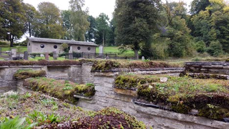 pan de jardín verde en las ruinas de la antigua abadía de varnhem en suecia