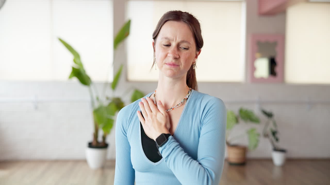 Mujer con dolor de cuello y hombro