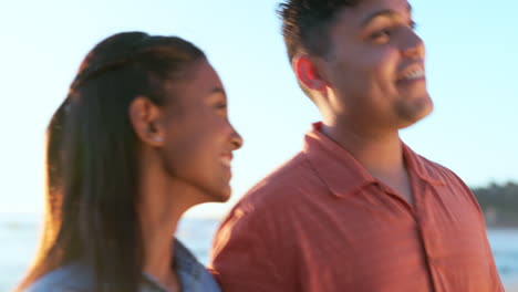 cara de playa, conversación y pareja feliz caminando