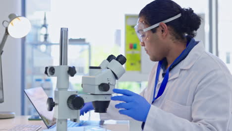 ciencia, microscopio y hombre con muestra de sangre