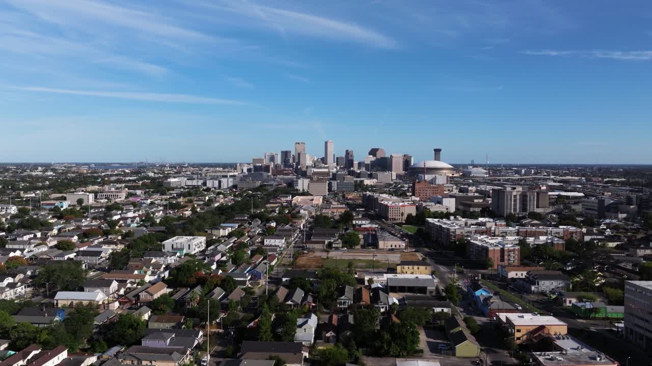 Drone Ascends to Reveal New Orleans Skyline on Summer Day