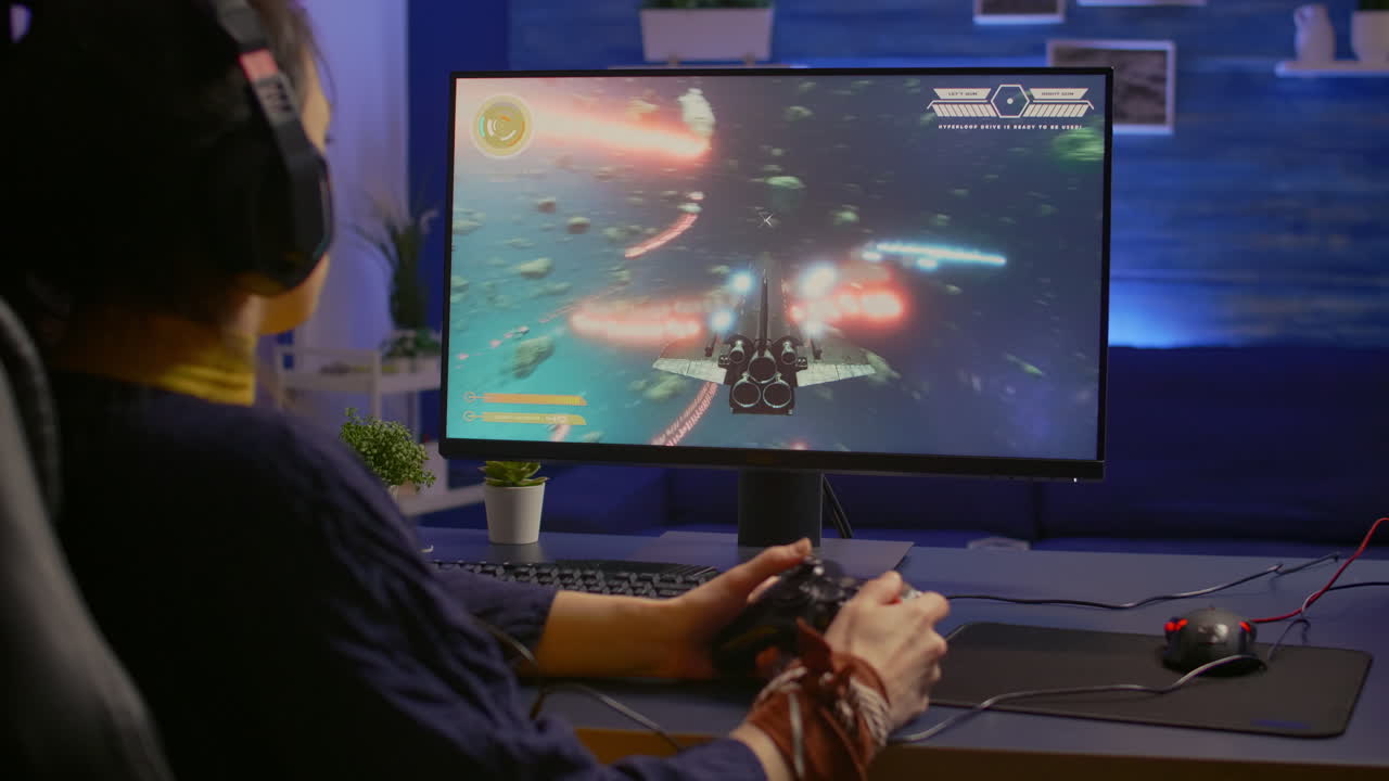 sobre el hombro del jugador cibernético enfocado con auriculares