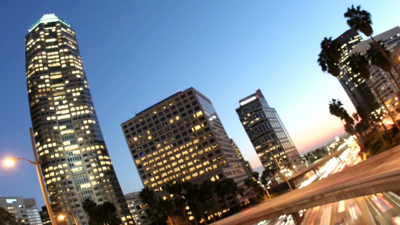 lapso de tiempo de tráfico moviéndose rápido en una carretera cerca del centro de los ángeles