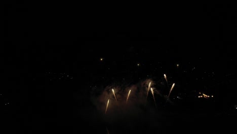 hermosos fuegos artificiales sincronizados se iluminan en el cielo nocturno