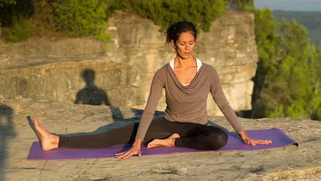 Mujer-haciendo-yoga-afuera-01