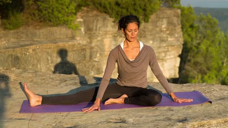 mujer haciendo yoga afuera 01