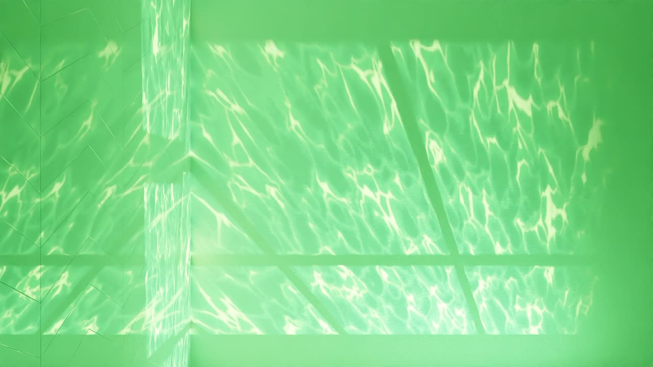 초록색의 평온: 수영장 표면의 빛 패턴