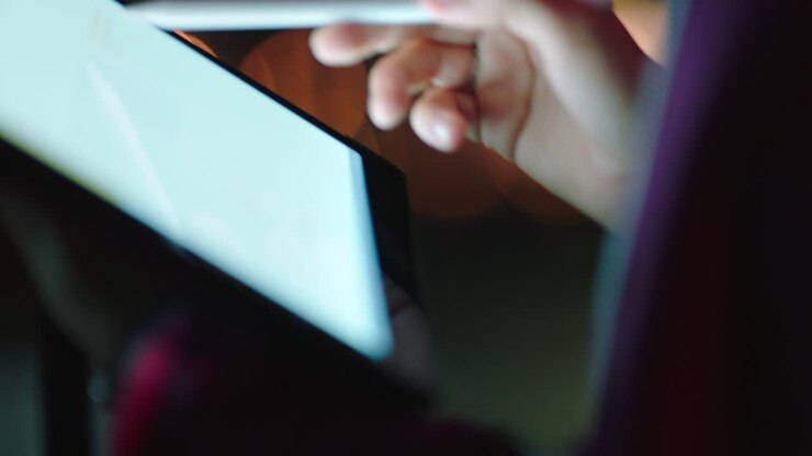 Penna digitale, tablet e pianificazione notturna di un designer