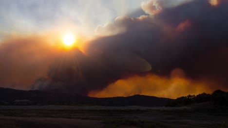 Bemerkenswerter-Zeitraffer-Des-Riesigen-Thomas-feuers,-Das-In-Den-Hügeln-Von-Ventura-County-über-Ojai-Kalifornien-Brennt-2