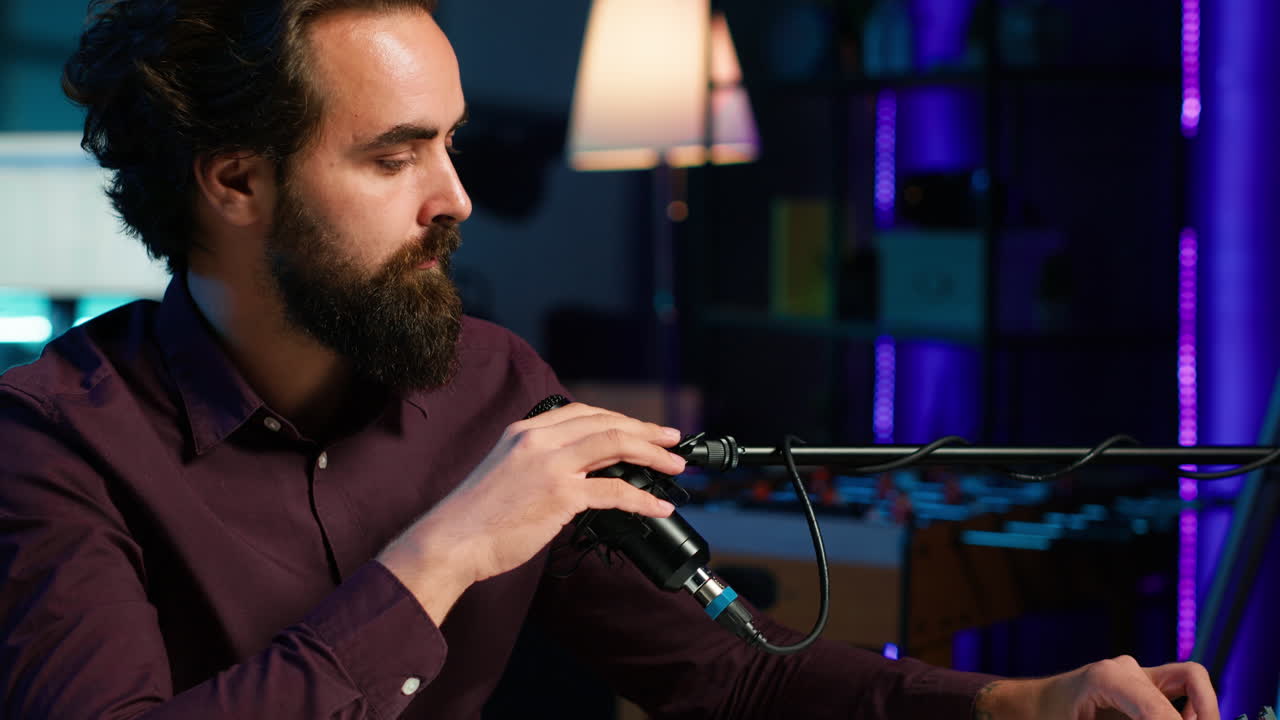 Ritratto di un artista ASMR che usa un microfono di qualità in studio per fare un video anti-stress