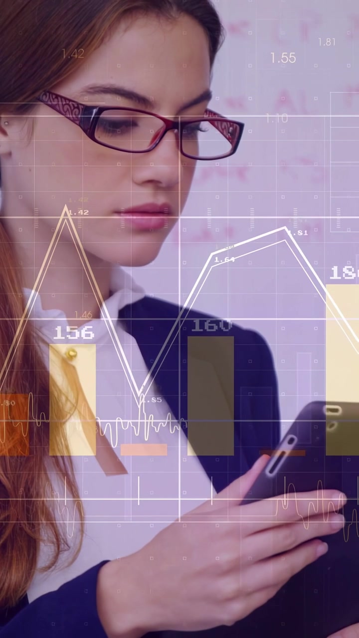 Video verticale: Analista che tocca un tablet, con grafici che si sovrappongono allo schermo mentre analizza metriche aziendali.