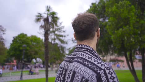 Joven-Caminando-Por-Santa-Sofía.