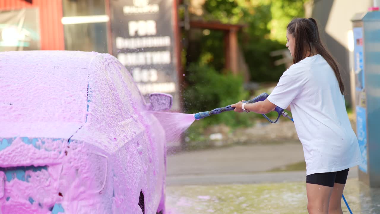 분홍색 거품으로 차를 는 여자