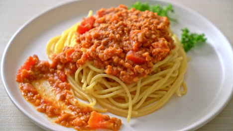 Espaguetis-A-La-Boloñesa-De-Cerdo-O-Espaguetis-Con-Salsa-De-Tomate-De-Cerdo-Picada---Estilo-De-Comida-Italiana