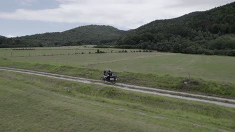 video con un dron siguiendo una motocicleta fuera de la carretera