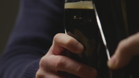 cerca de dos pintas de cerveza negra irlandesa en vidrio haciendo un brindis para celebrar el día de san patricio 1