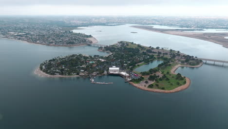 Isla-De-La-Bahía-De-La-Misión-Rodeada-Por-El-Océano-Azul