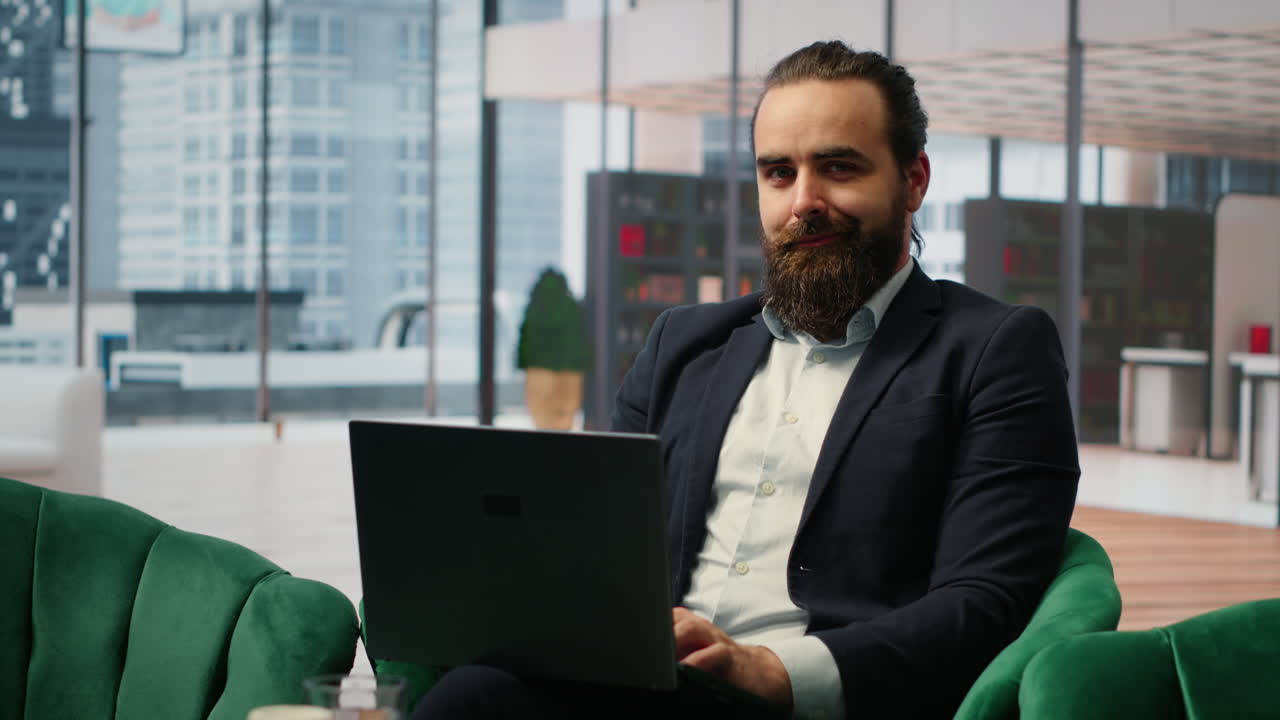 Vertikal video: Mandlig leder sidder på et moderne kontor og demonstrerer autoritet og produktivitet.