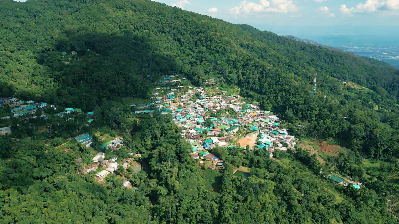 태국 치앙마이 근처의 아름다운 도이 푸이 산맥의 4k 영화 자연 공중 드론 영상
