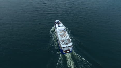 vista aérea de un yate blanco navegando en el mar azul. yate de vela en el agua azul