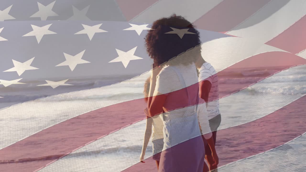 felices padres afroamericanos con hijo e hija caminando por la playa junto al mar