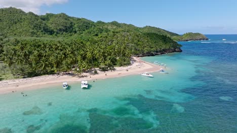 Leisure-boats-anchored-along-tropical-white-sand-beach,-Playa-Ermitano