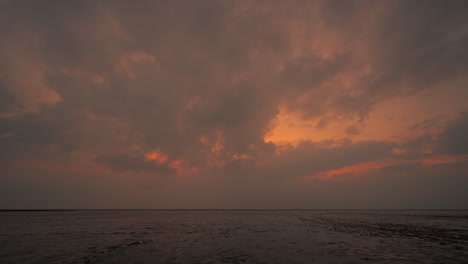 Zeitraffer-Des-Sonnenuntergangshimmels-Am-Wattenmeer-Am-Jadebusen-In-Norddeutschland-Mit-Sich-Bewegenden-Wolken