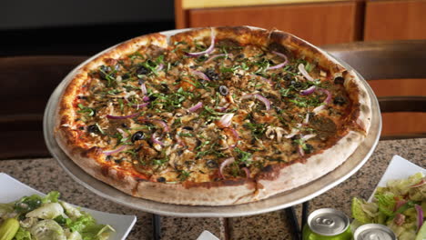 un trío de pizzas grandes y finas preparadas para un buffet de fiesta, control deslizante 4k