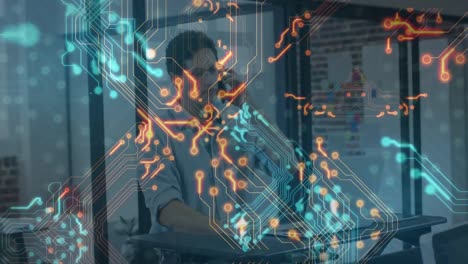animación de la placa de circuitos de la computadora sobre el hombre de negocios caucásico en la oficina
