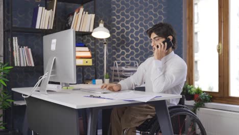 Behinderter-Büroangestellter-Sitzt-Im-Rollstuhl-Und-Telefoniert.