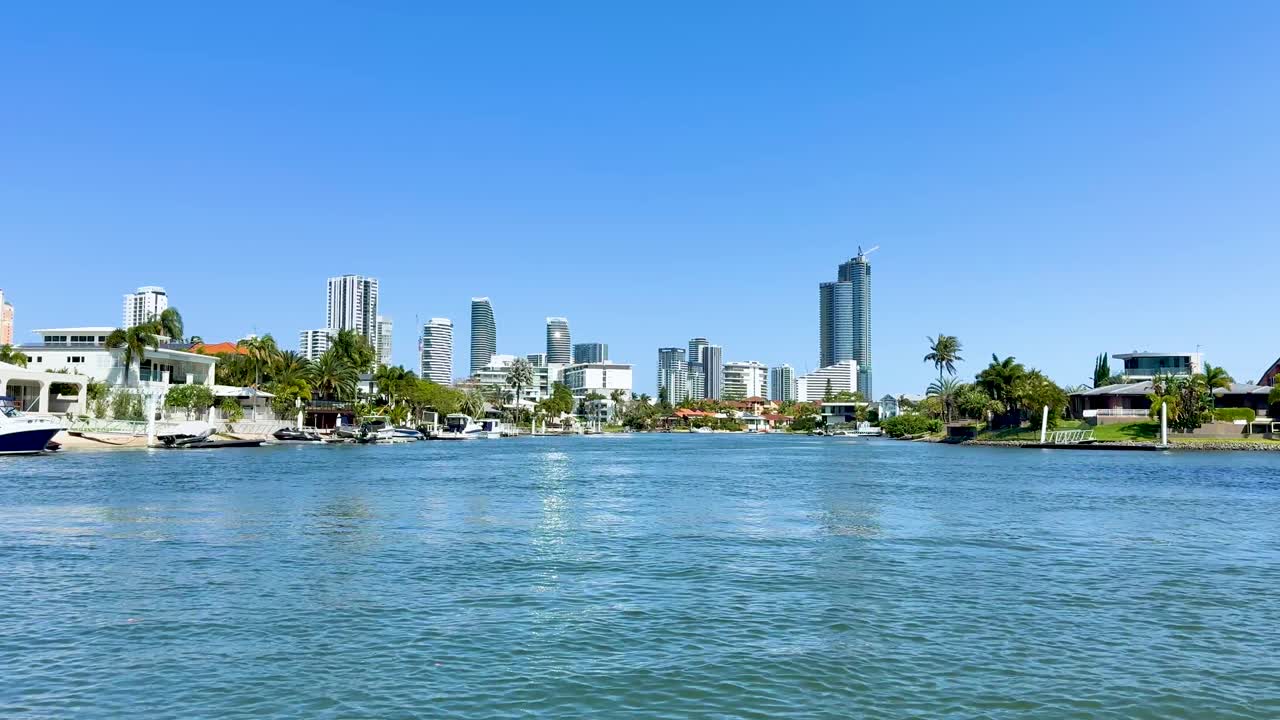 도시 스카이라인을 배경으로 평화로운 수로