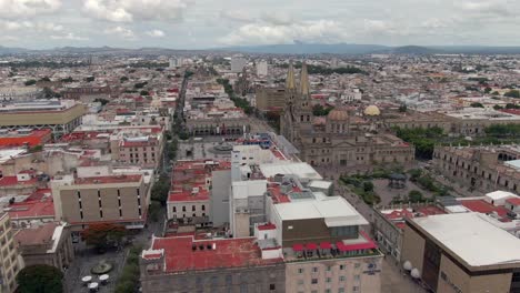 ciudad de guadalajara con monumentos famosos, plaza de armas, catedral de guadalajara, ayuntamiento y plaza principal de méxico