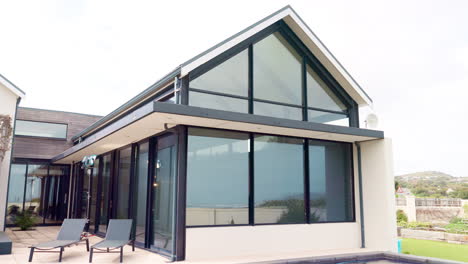 casa moderna con piscina y patio
