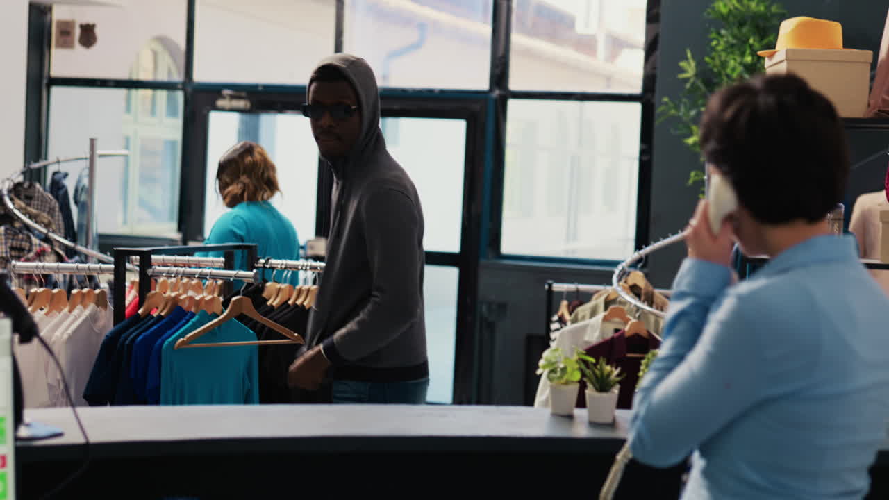 ladrón tratando de robar mercancía