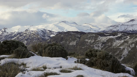 hacer zoom en la vista panorámica con vistas a las montañas cubiertas de nieve en la patagonia, el chalten, argentina