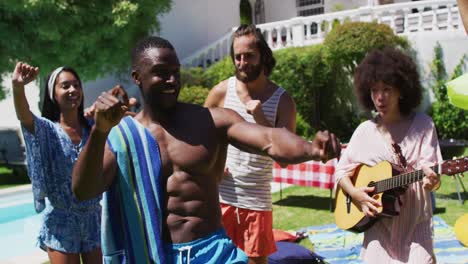 Grupo-Diverso-De-Amigos-Divirtiéndose-Y-Bailando-En-Una-Fiesta-En-La-Piscina