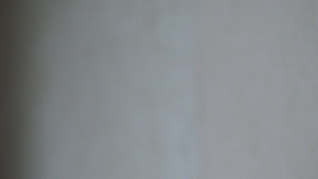 la mano de un hombre toca un mango de puerta de metal redondo. un hombre abre una puerta de madera pintada