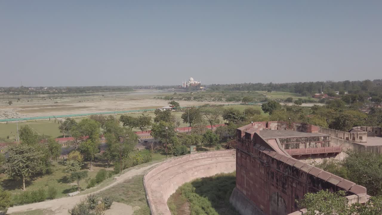 Scena attraverso la finestra che rivela il Taj Mahal in lontananza a Delhi