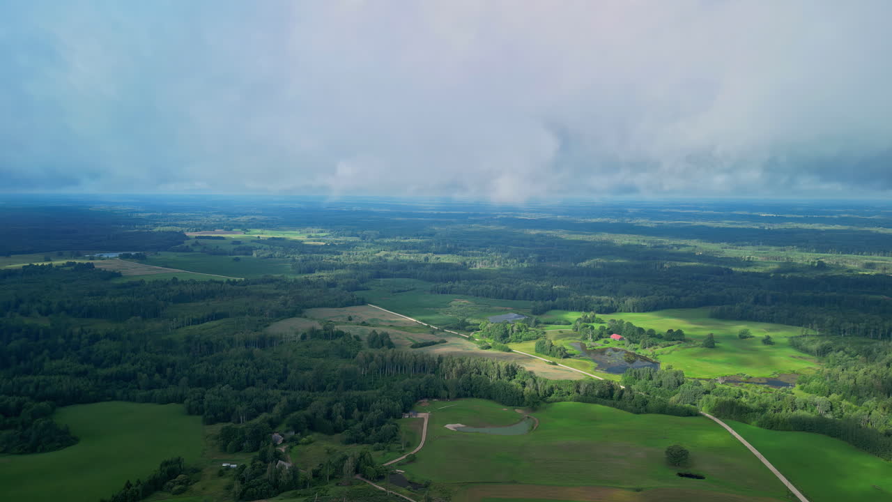 라트비아 의 아름다운 시골 을 내려다보는 공중 전망